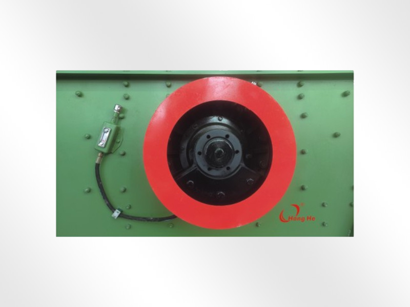 Flange type thin oil exciter