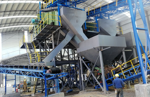 A sand and gravel aggregate screening production line